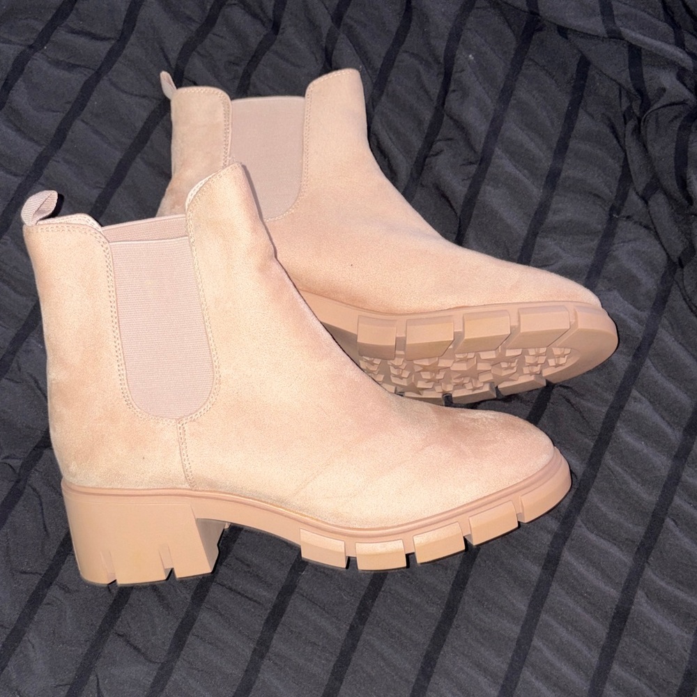 Women’s Chunky Chelsea Boots in Beige
